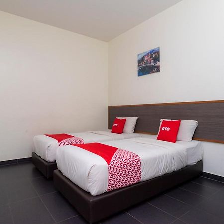 Oyo 44095 Bluewater Hotel Mersing Esterno foto