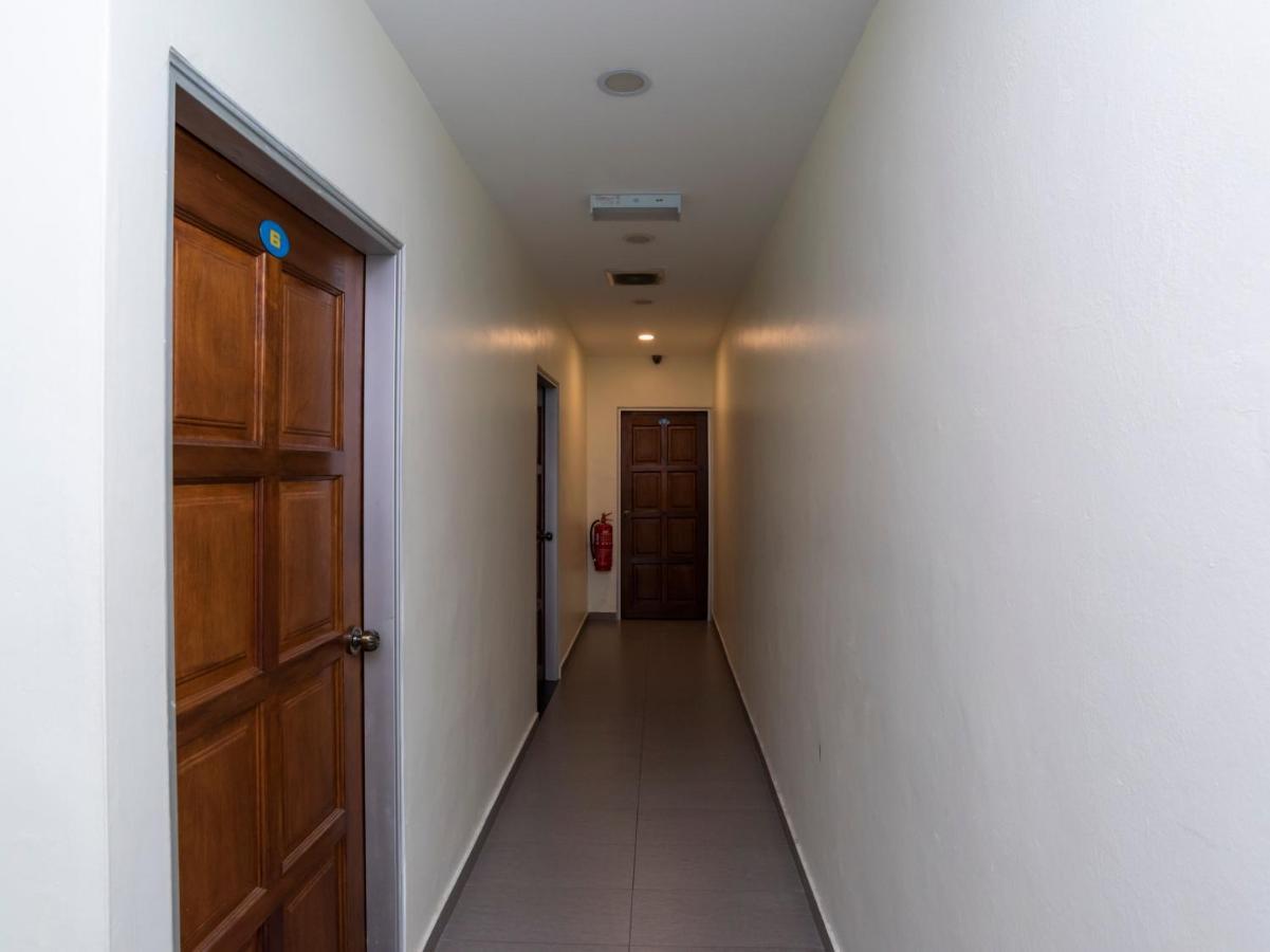 Oyo 44095 Bluewater Hotel Mersing Esterno foto